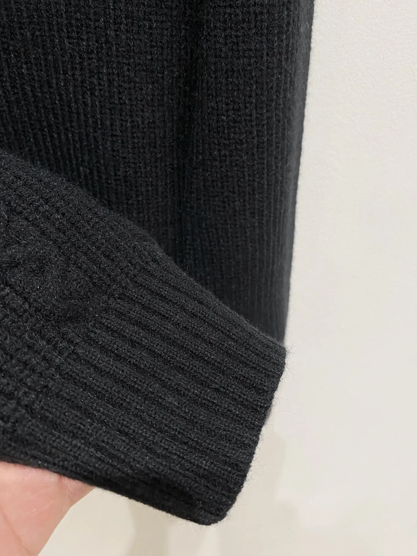 🅿️540 LV autumn and winter classic cardigan sweater, in full condition! ! ! Wool blended fabric, the latest model in 2025, golden ratio! ! Slim-fitting soft gold, versatile and practical item, the combination and practicality are extremely powerful, simple and elegant, and classy! To create your own style, it is highly recommended to buy it in two colors. The standard slim fit tailoring process is suitable for both young and old men. It is knitted from wool and will not cause any discomfort! While keeping warm, it is stylish, textured and wearable, and the classic logo with contrasting colors on the chest feels in place! ! Recommended for regular customers! ! Size M-3XL (maximum wear: 190 pounds)